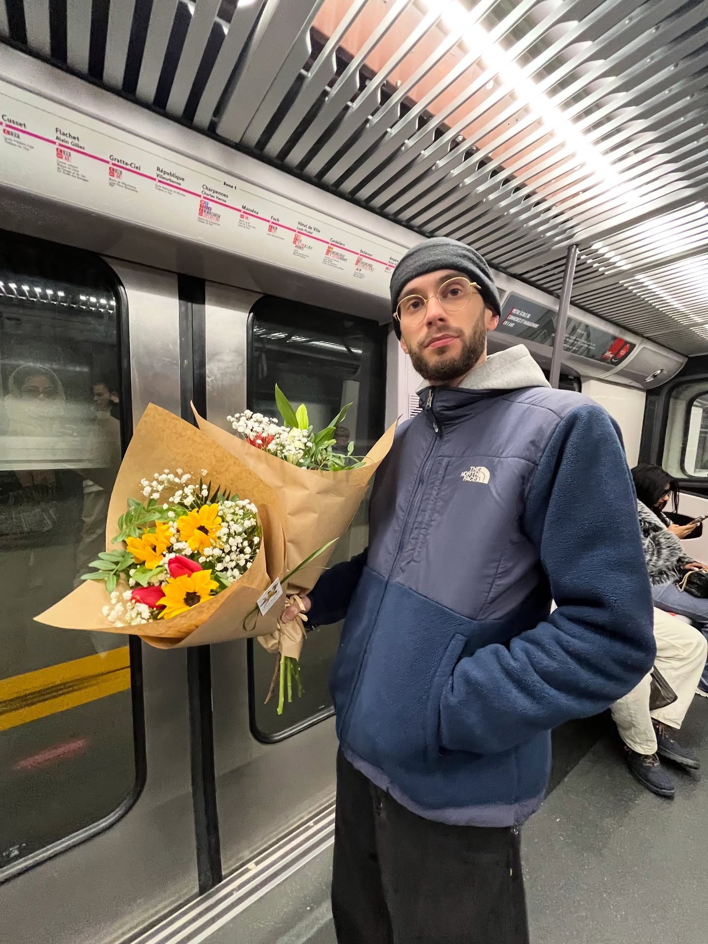 BIG MERCI à toutes les personnes qui sont venues me voir travailler mes nouvelles blagues ces derniers mois aux Tontons Flingueurs ou à l’Espace Gerson !!
La suite commence le 15 et le 22 janvier au @dikkenek_comedy_bar ! Le show est à 20h30 et la billetterie est ouverte dans ma bio 💘
En attendant je vous laisse un dump pêle-mêle de mon automne :
2) Épisode complet dispo sur YouTube
3) À une rue de la propagande parfaite
4) Recherche styliste activement (c’est pour un pote)
5) Fact
6) En u10 j’étais quelqu’un
7) 1 seule consigne : « Vous le lâchez en même temps »
8) QG
9) Patrimoine mondial de l’Unesco
10) +1000 aura
11) Le manutentionnaire Tetris
12) Une chose a dire : venez me voir sur scène